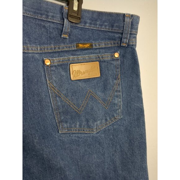 Wrangler Men Denim Jeans Size 46x30 Relaxed Fit Blue Cotton Classic Straight Leg - Picture 9 of 10
